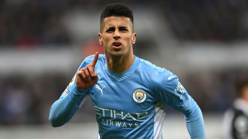 Cancelo rời Man City: Pep Guardiola không cho phép làm loạn