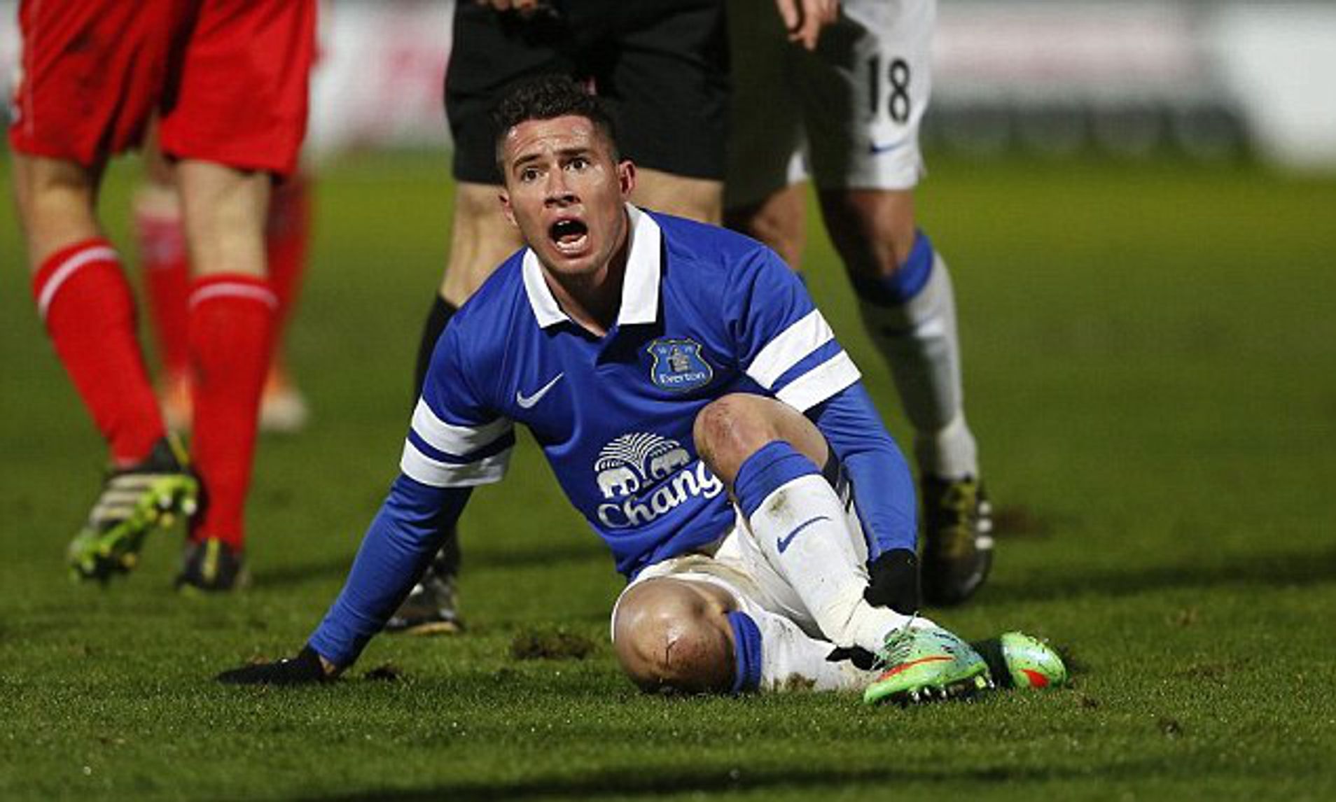 Everton's Bryan Oviedo on the mend after successful surgery on horrific double leg break | Daily Mail Online